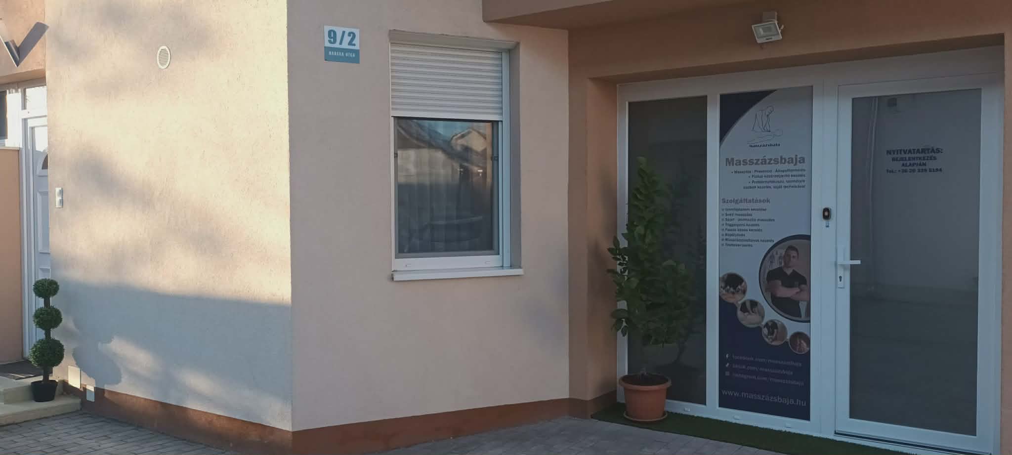 Masszázsbaja – a rendelő bejárata